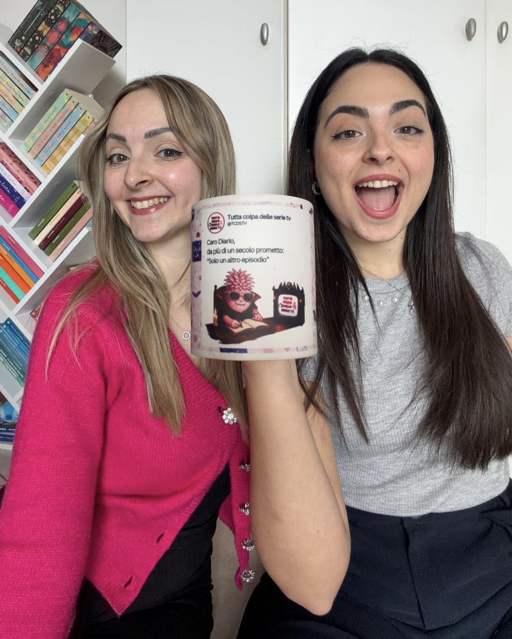Francesca e Aurora Dulcis insieme con la tazza di Tutta Colpa delle Serie TV